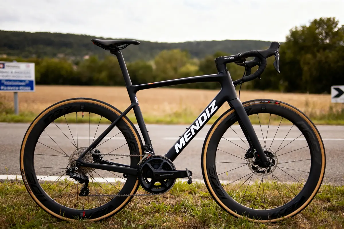 Mendiz : Découvrez le Vélo F8 Carbon et ses Performances !