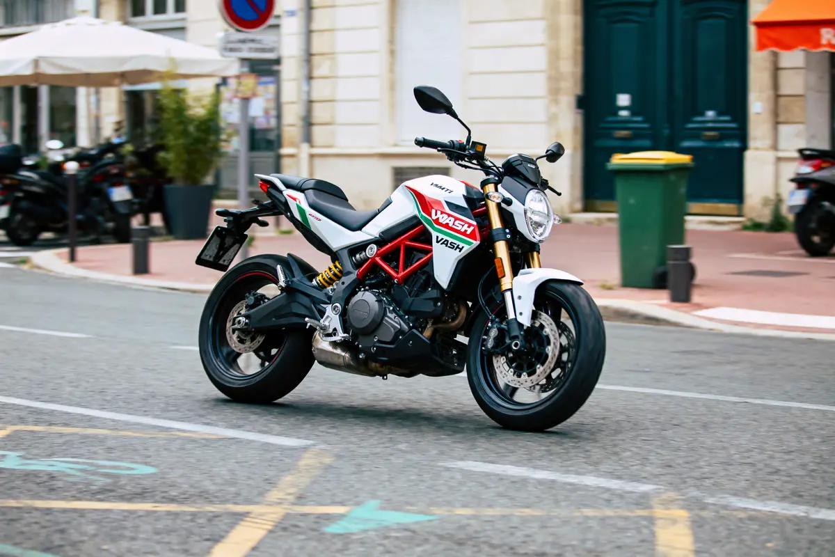 Découvrez le Vmoto Stash : L’essai de la moto électrique 125 !