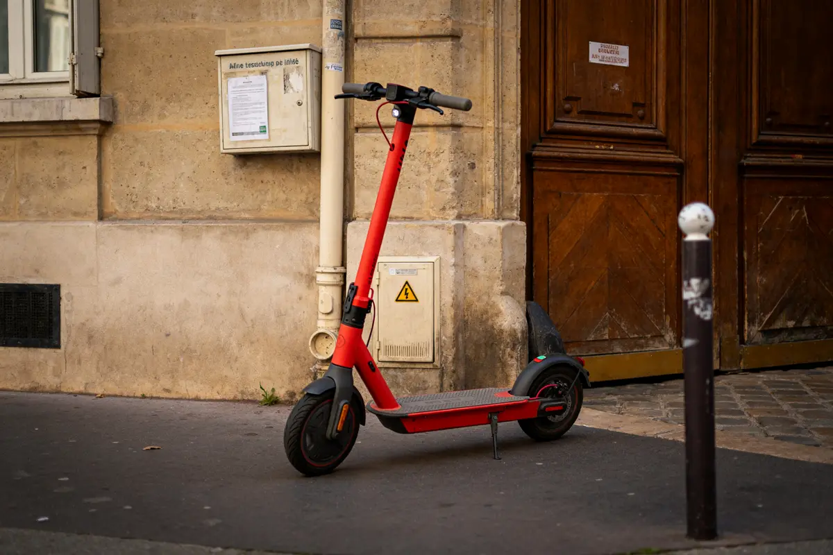Trottinette électrique rouge : pliable, performante &amp; pas cher